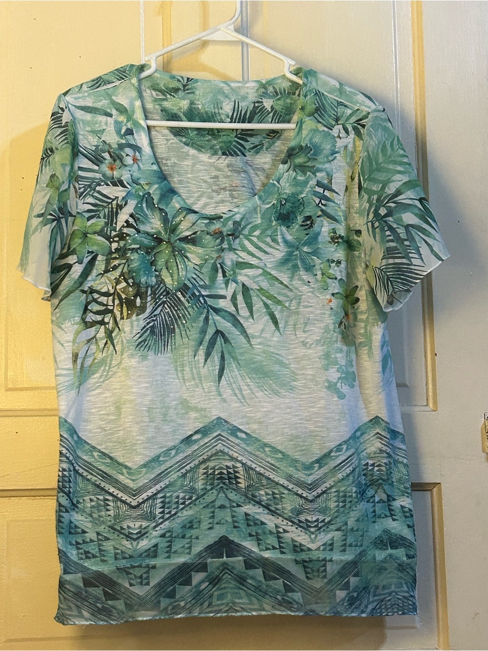 Time and Tru Tropical Boho Palm Leaf blouse Jeweled Neckline & Aztec Hem size XL